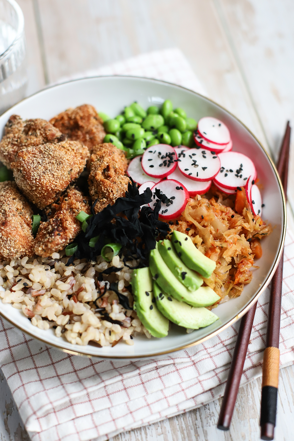 Buddha Bowl kimchi, wings de jackfruit, avocat, radis, edamame et riz tricolore